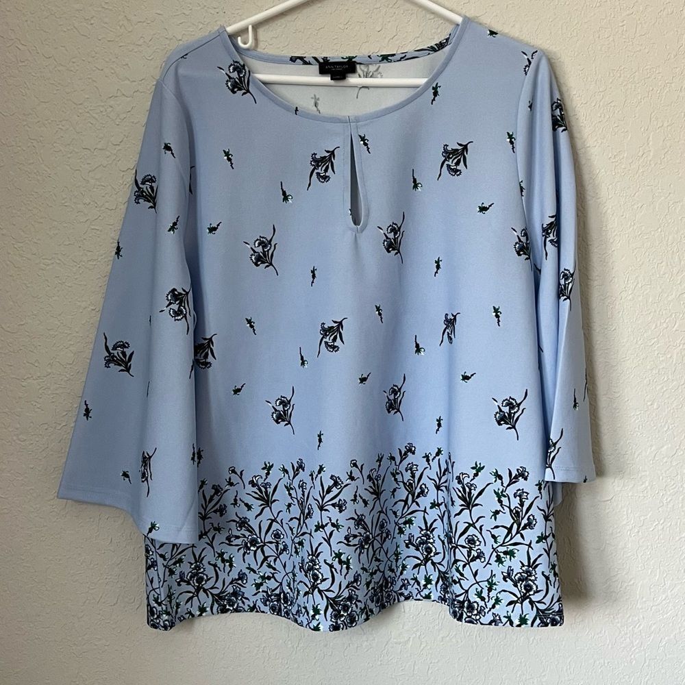 Ann Taylor blue keyhole front floral blouse XL